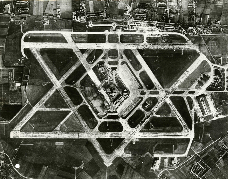 Aerial_photograph_of_Heathrow_Airport_1955.jpg