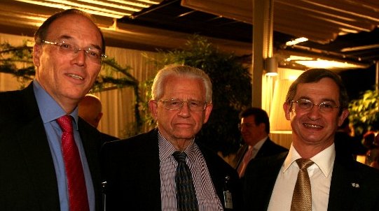 L-R: Honorary President of the Diamond Exchange Shmuel Schnitzer; Willie Nagel; Diamond Exchange President Avi Paz 